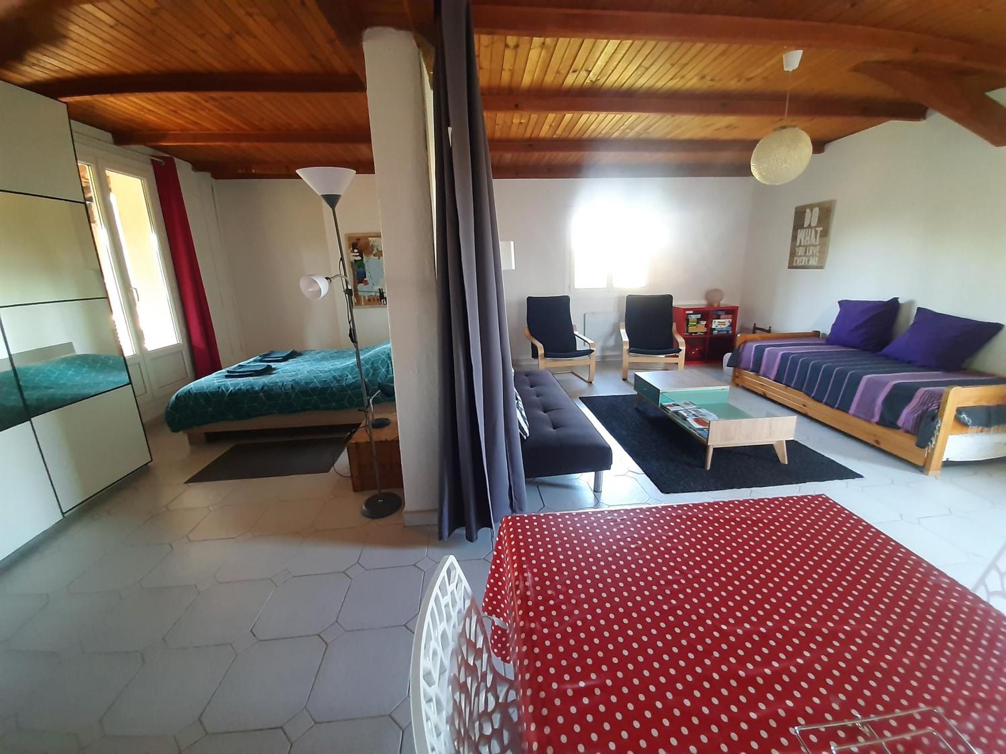Apartment Avec Grand Jardin Et Parking,